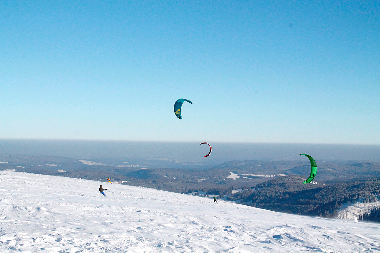 Das Areal füllt sich mit Snowkitern